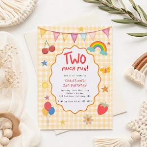 Op de afbeelding: Een verjaardagsuitnodiging met een gele ruitjesachtergrond en de tekst "TWO MUCH FUN!" in het rood. De uitnodiging bevat kleurrijke illustraties van een regenboog, kersen, sterren en ballonnen. De uitnodiging is voor Christina's 2e verjaardag.