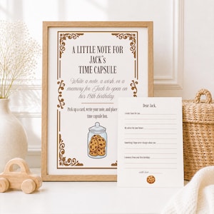 Peut inclure: Impression encadrée avec le texte "A Little Note For Jack's Time Capsule" et une carte séparée. L'impression a des accents décoratifs bruns et un dessin de biscuits dans un bocal. Une voiture jouet en bois et un vase sont également visibles.