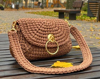 Braune Häkeln Handtasche | Handgefertigte Geldbörse mit Goldring | Polypropylen-Schnur-Umhängetasche | Elegante Crossbody