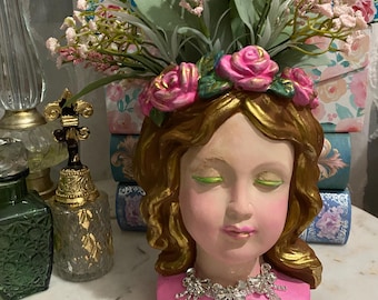 En shabby woman-staty i kruka med blomsterplockar, rosor och vårdekor, handmålad och designad av shabbyhome.