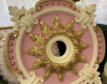Medallón de techo estilo shabby chic, rosa y dorado, 28 pulgadas