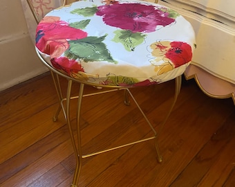 Sedia da toeletta vintage color oro, cuscino con motivo floreale di papaveri