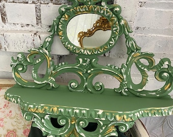 Wandregal im Barockstil: Eklektische Grün- und Goldverzierung