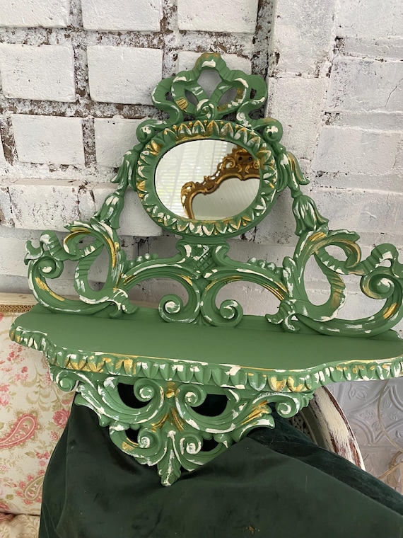 Wandregal im Barockstil: Eklektisches, reich verziertes Regal in Grün und Gold