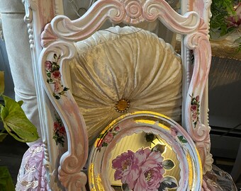 A set of 3 Shabby wall hangings, 2 open frames and a mirror