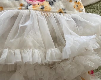 Eklektyczny, przytulny, miękki koc w stylu shabby chic, różowe róże i koronka w stylu vintage