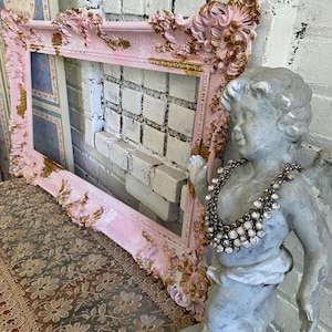 Moldura de parede barroca grande em tons de rosa e dourado envelhecido, feita em resina composta dos anos 70, ideal para fotos de casamento ou para quarto de bebê.