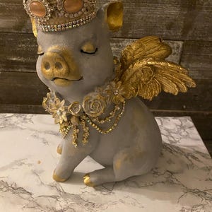 Entzückende große fliegende Schweinestatue, graues gekröntes Schwein mit Strasssteinen