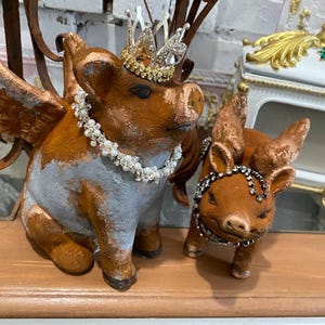 Een paar oude Flying Crown-varkens, roestige set, plankdragers