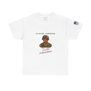 Könnte beinhalten: Weißes T-Shirt mit einer Grafik, die einen Soldaten in Militäruniform, Sonnenbrille und Helm zeigt. Der Text lautet "IN COUNTRY = DOWNRANGE" über dem Bild, mit "1967-2017 250 YEARS OF AWESOMENESS" darunter. Auf dem Ärmel befindet sich eine kleine amerikanische Flagge.