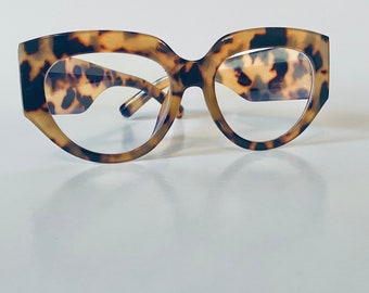 Oversized tortoiseshell eyeglasses