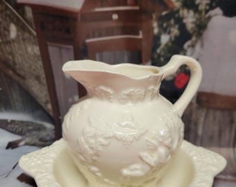Kleine vintage witte keramische kan en kom set