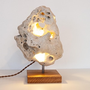 Sculptural Table Lamp – Unikat Tischleuchte aus Naturstein – Handmade Designer Lighting – Statement Light