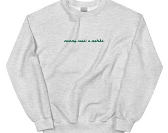 Mama heeft matcha-geborduurd sweatshirt nodig, Moederdagcadeau, grappige nieuwe moeder ronde hals