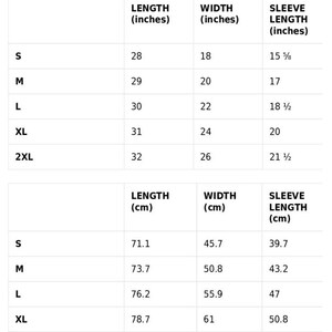 Op de afbeelding: Een maattabel met kledingmaten in inches en centimeters. De tabel toont lengte, breedte en mouwlengte. Maten vari&euml;ren van S tot 2XL, met metingen in inches en centimeters voor elke maat.