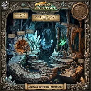 Può includere: Un diorama dettagliato di un ambiente di caverna, con formazioni rocciose, cristalli e un sentiero tortuoso. La scena include figure in miniatura, con il testo "Nature: Cave Core Set" e "Epic Cave Adventure - 32mm Scale".