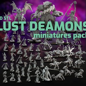 Op de afbeelding: Een verzameling 3D STL-miniaturen, met verschillende fantasie wezens en personages. De tekst "3D STL LUST DEAMONS miniatures pack" wordt weergegeven in een turquoise lettertype. De miniaturen zijn in grijstinten en staan op een donkere achtergrond.