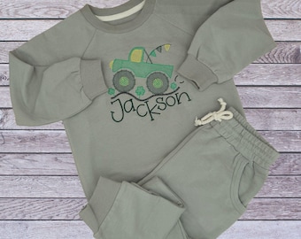 Conjunto deportivo personalizado para niño pequeño del Día de San Patricio, conjunto de algodón orgánico para niño, sudadera y pantalones con bordado de camión de trébol, fiesta preescolar