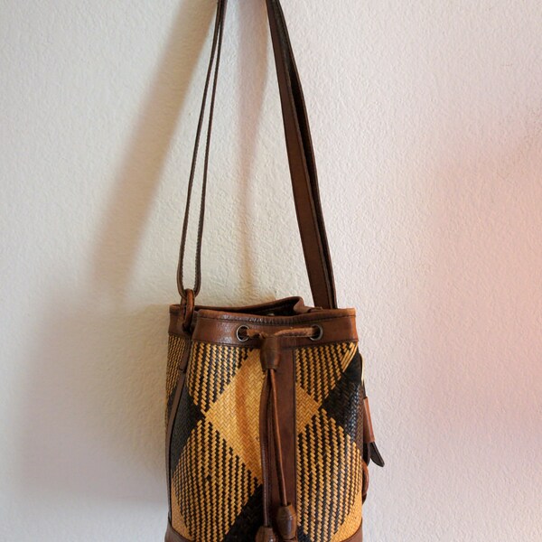 Vintage 1970s Elliot Lucca Tan and Brown Woven Ethnic Drawstring Bucket Bag
