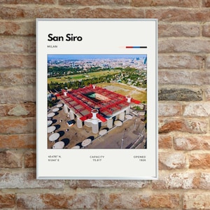 Puede incluir: Una impresión enmarcada del estadio San Siro en Milán, Italia. La vista aérea muestra el techo rojo y las gradas del estadio. El texto "San Siro" y "Milán" aparecen en la parte superior, con información sobre la capacidad y el año de apertura.