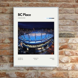 Può includere: Stampa incorniciata di BC Place a Vancouver, Canada. L'immagine mostra lo stadio di notte con il suo caratteristico tetto illuminato di blu. Il testo in alto recita "BC Place" e "Vancouver". Il testo aggiuntivo include coordinate, capacità e anno di apertura.