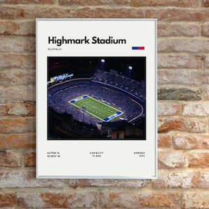 Può includere: Stampa incorniciata dello stadio Highmark a Buffalo. L'immagine mostra una vista aerea dello stadio di notte, con il campo illuminato e pieno di spettatori. La stampa include il nome dello stadio, la posizione, la capacità e l'anno di apertura.