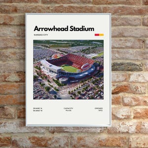 Könnte beinhalten: Gerahmter Druck des Arrowhead Stadium in Kansas City. Die Luftaufnahme zeigt die roten Sitze, das grüne Spielfeld und die umliegenden Parkplätze. Der Druck enthält den Namen des Stadions, den Standort, die Kapazität und das Eröffnungsjahr.