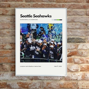 Könnte beinhalten: Ein gerahmtes Poster mit den Seattle Seahawks, Super Bowl LX Champions. Das Bild zeigt das Team, das mit einer Trophäe und Konfetti feiert. Das Poster trägt die Aufschrift "Seattle Seahawks" und "8. Februar 2026."