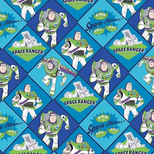Peut inclure: Un tissu à motif répétitif représentant Buzz l'Éclair dans diverses poses, des extraterrestres verts à trois yeux et des graphiques en losange avec le texte Space Ranger Action Figure et Space Aliens en bleu, vert, blanc et violet.