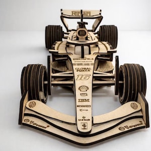 Peut inclure: Panneau en bois fait à la main avec le mot "Welcome" écrit dans une police fantaisiste. Le panneau est peint en blanc avec un effet vieilli et présente un motif floral dans des tons de rose et de vert. Il mesure environ 30 cm de large et 15 cm de haut.