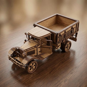 Pode incluir: Um modelo de madeira de um caminhão basculante vintage. O caminhão apresenta um design detalhado com componentes do motor visíveis, uma cabine com uma porta aberta e uma caixa de carga. O modelo é feito de madeira marrom clara e fica em uma superfície de madeira.