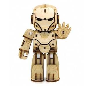 Könnte beinhalten: Eine Holzfigur von Iron Man, zusammengesetzt aus ineinandergreifenden Teilen. Die Figur ist hellbraun mit dunkleren braunen Umrissen und zeigt ein detailliertes Design der Rüstung der Figur. Die Figur ist mit einer erhobenen Hand dargestellt.