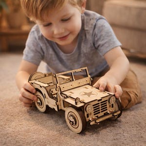 Può includere: Modello in legno di una jeep d'epoca, con intricati dettagli tagliati al laser. La jeep presenta un'emblema a stella sul cofano e ruote dettagliate. Il colore naturale del legno le conferisce un aspetto artigianale. Ottimo per collezionisti.