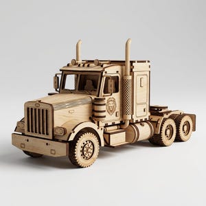 以下が含まれることがあります： 詳細な木製トラックモデル。モデルは、詳細なフロントグリル、排気管、側面のライオンのエンブレムを備えています。トラックは明るい色の木材で作られており、ホイールとタイヤの詳細が見えます。