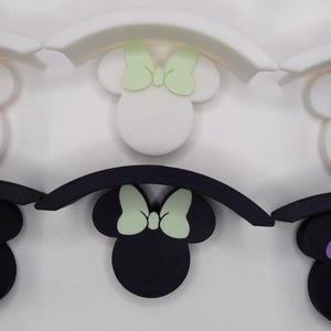 Puede incluir: Un letrero de madera rústico con el texto "Welcome to our porch" en letras blancas. El letrero presenta un acabado envejecido y un diseño sencillo y acogedor, ideal para la decoración exterior.