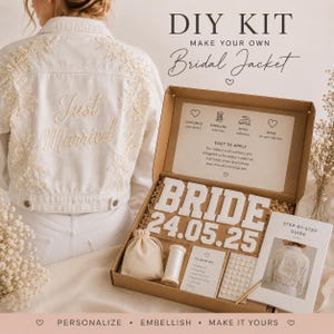 Op de afbeelding: Witte spijkerjas met bloemenborduurwerk en de tekst "Just Married". Een doe-het-zelf-kit bevat opstrijkletters en -cijfers om een bruidsjasje te personaliseren. De kit bevat ook parels, een naald en een stapsgewijze handleiding.