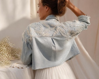 Verzierte Braut-Jeansjacke | Perlen- und Pailletten-Hochzeitsjacke | Hellblaue, maßgeschneiderte Brautjacke | Handgefertigtes Brautgeschenk | Bundelier