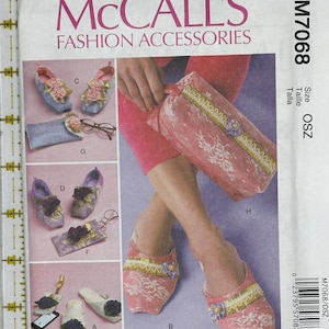 Op de afbeelding: McCall's Fashion Accessories naaipatroon met verschillende ontwerpen. De afbeelding toont slippers, een brillenkoker en een make-up tas. De slippers zijn versierd met bloemen en kant details. Het patroon bevat de maat OSZ.