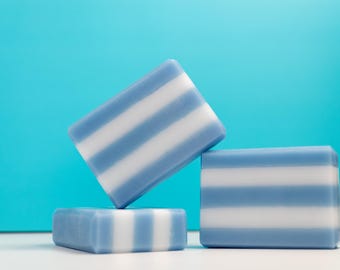 オーシャンブリーズ レイヤードソープバー – ブルー＆ホワイトストライプ | シーミネラルフレグランス | 5オンス