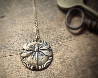 Collier de libellule en or, Bijoux Boho pour femmes, Collier en bronze de libellule fait à la main, Collier de déclaration Bijoux en or, Charme de libellule