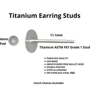 Może przedstawiać: Tytanowe kolczyki sztyfty z podkładką 6 mm i trzpieniem 11,1 mm. Tekst brzmi "Titanium Earring Studs" i "Titanium ASTM F67 Grade 1 Stud". Dodatkowy tekst zawiera "Wspaniała jakość" i "Hipoalergiczny".