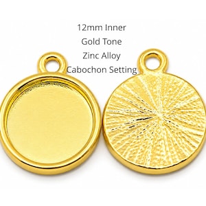 Può includere: Due montature per cabochon in lega di zinco color oro. Le montature sono rotonde con un diametro interno di 12 mm. Una montatura ha una superficie liscia e piatta, l'altra ha un design radiale strutturato sul retro.