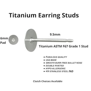 Puede incluir: Primer plano de pendientes de titanio, con una almohadilla de 6 mm y un poste de 9,5 mm. La imagen muestra el diseño y los detalles del pendiente. El texto de la imagen dice "Titanium ASTM F67 Grade 1 Stud".