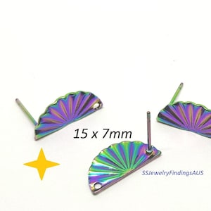 Può includere: Tre orecchini a bottone iridescenti a forma di ventaglio. Ogni orecchino misura 15 x 7 mm. Gli orecchini hanno un perno per l'inserimento nell'orecchio. Gli orecchini sono nelle tonalità del viola, del verde e del blu.