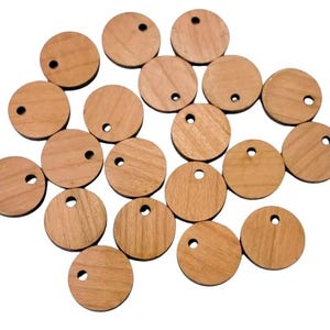 Colgantes de madera de cerezo: formas redondas, triangulares y hexagonales cortadas con láser