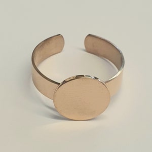 Anillos de acero inoxidable color oro rosa de 12 mm con almohadilla adhesiva en blanco de 18 mm ajustables