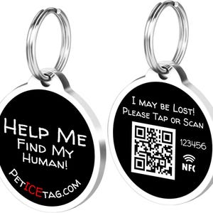 Op de afbeelding: Twee ronde, zilveren hondenpenningen met zwarte centra. Eén penning leest "HELP ME FIND MY HUMAN!" en "PETICETAG.COM." De andere penning zegt "I MAY BE LOST! PLEASE TAP OR SCAN" met een QR-code, nummer en NFC-symbool.