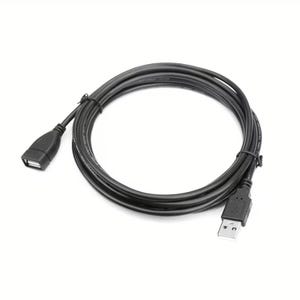 Könnte beinhalten: Ein schwarzes USB-Kabel mit einem USB-A-Anschluss an einem Ende und einem USB-A-Buchsenanschluss am anderen Ende. Das Kabel ist aufgerollt und neu.