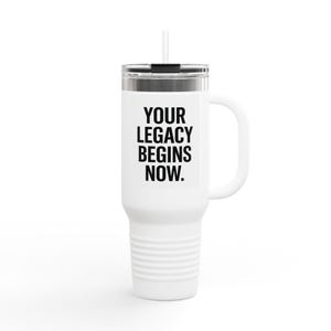 Puede incluir: Taza de viaje blanca con asa y tapa negra. La taza tiene el texto "YOUR LEGACY BEGINS NOW." impreso en negro. Una pajita blanca está insertada en la tapa. La taza está diseñada para mantener las bebidas calientes o frías.