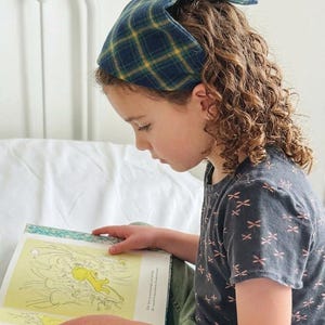 Pode incluir: Uma placa de madeira rústica com o texto "Welcome to our home" em letras brancas. A placa apresenta um acabamento desgastado e um design simples e convidativo, ideal para uma varanda ou entrada.